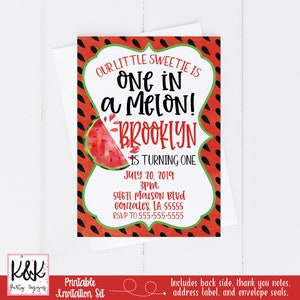 Puede incluir: Conjunto de invitaciones imprimibles con tem&aacute;tica de sand&iacute;a para un primer cumplea&ntilde;os. La invitaci&oacute;n presenta una ilustraci&oacute;n de acuarela de una rebanada de sand&iacute;a con el texto "Our little sweetie is one in a melon! Brooklyn is turning one. July 20, 2019 3pm 54671 Maison Blvd Gonzales, LA 55555 RSVP to 555-555-5555".
