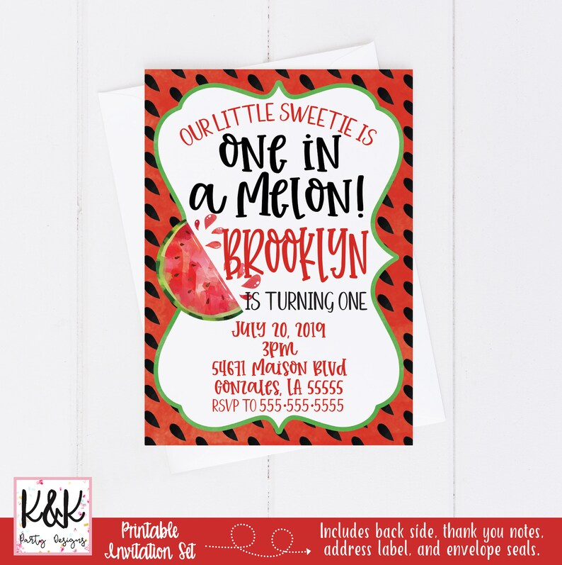 Puede incluir: Conjunto de invitaciones imprimibles con tem&aacute;tica de sand&iacute;a para un primer cumplea&ntilde;os. La invitaci&oacute;n presenta una ilustraci&oacute;n de acuarela de una rebanada de sand&iacute;a con el texto "Our little sweetie is one in a melon! Brooklyn is turning one. July 20, 2019 3pm 54671 Maison Blvd Gonzales, LA 55555 RSVP to 555-555-5555".