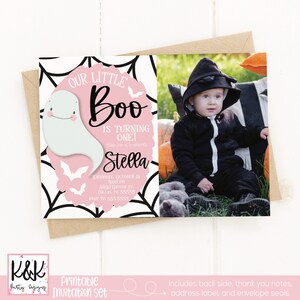 Op de afbeelding: Printbare uitnodigingsset voor een eerste verjaardag met een schattig spook- en spinnenwebontwerp. De uitnodiging luidt "Onze kleine Boo wordt &eacute;&eacute;n!" en bevat de naam van het kind, Stella, de datum, tijd en locatie van het feest.