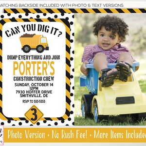 Puede incluir: Una invitaci&oacute;n a una fiesta de cumplea&ntilde;os de tem&aacute;tica de construcci&oacute;n, amarilla y negra, con una foto de un ni&ntilde;o peque&ntilde;o sentado en un cami&oacute;n de volteo de juguete. La invitaci&oacute;n dice "Can You Dig It?" y "Dump Everything and Join Porter's Construction Crew". La fecha y hora de la fiesta se enumeran como "Sunday, October 14, 12PM" y la direcci&oacute;n es "7930 Hoffer Drive, Smithville, DE". El n&uacute;mero de RSVP es 555-5555.