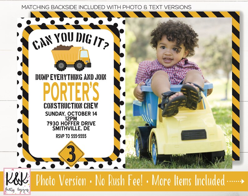 Puede incluir: Una invitaci&oacute;n a una fiesta de cumplea&ntilde;os de tem&aacute;tica de construcci&oacute;n, amarilla y negra, con una foto de un ni&ntilde;o peque&ntilde;o sentado en un cami&oacute;n de volteo de juguete. La invitaci&oacute;n dice "Can You Dig It?" y "Dump Everything and Join Porter's Construction Crew". La fecha y hora de la fiesta se enumeran como "Sunday, October 14, 12PM" y la direcci&oacute;n es "7930 Hoffer Drive, Smithville, DE". El n&uacute;mero de RSVP es 555-5555.