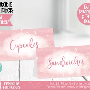 Pu&ograve; includere: Due etichette alimentari stampabili rosa con stelle bianche e un design a nuvola bianca. Il testo sulle etichette recita "Cupcakes" e "Sandwiches".