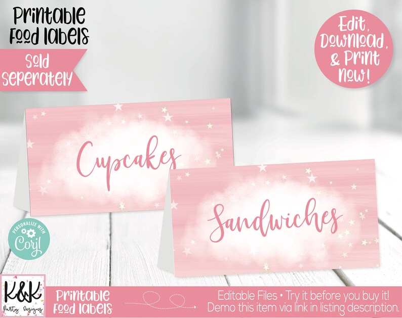 Pu&ograve; includere: Due etichette alimentari stampabili rosa con stelle bianche e un design a nuvola bianca. Il testo sulle etichette recita "Cupcakes" e "Sandwiches".