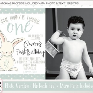 Puede incluir: Una invitaci&oacute;n de baby shower azul claro y blanca con un conejo de dibujos animados y el texto "Some bunny is turning one. Hop on over to celebrate Owen's First Birthday. Saturday, April 10th, 2 o'clock in the afternoon, Piper's Home, Redwood, IL, RSVP 555-5555".