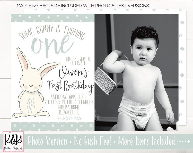 Puede incluir: Una invitaci&oacute;n de baby shower azul claro y blanca con un conejo de dibujos animados y el texto "Some bunny is turning one. Hop on over to celebrate Owen's First Birthday. Saturday, April 10th, 2 o'clock in the afternoon, Piper's Home, Redwood, IL, RSVP 555-5555".