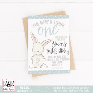 Puede incluir: Una invitaci&oacute;n imprimible azul y blanca con una ilustraci&oacute;n de un conejito. La invitaci&oacute;n dice "Some bunny is turning one" y "Owen's First Birthday".