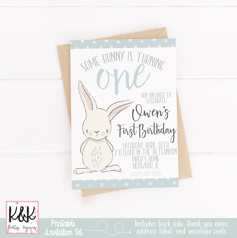 Puede incluir: Una invitaci&oacute;n imprimible azul y blanca con una ilustraci&oacute;n de un conejito. La invitaci&oacute;n dice "Some bunny is turning one" y "Owen's First Birthday".