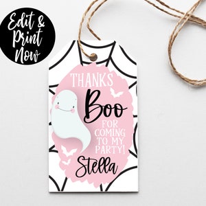 Puede incluir: Etiqueta de favor de fiesta de Halloween rosa y blanca con un fantasma y un dise&ntilde;o de telara&ntilde;a. La etiqueta dice "Gracias Boo por venir a mi fiesta! Stella"