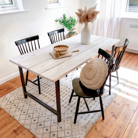 Mesa de cocina o comedor de estilo vintage y encimera madera maciza