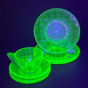 7 AKRO AGATE Children&#39;s Cup & Saucers, Plates Interior Panel *FLAW* Uranium Glow Vintage 1940&#39;s Glassware