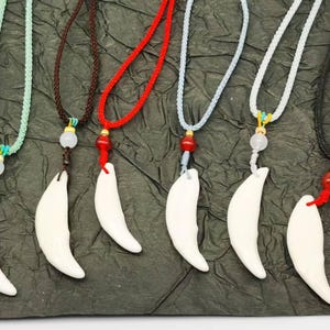 Ciondolo etico con vero dente di lupo - Collana in osso fatta a mano, gioielli tribali gotici