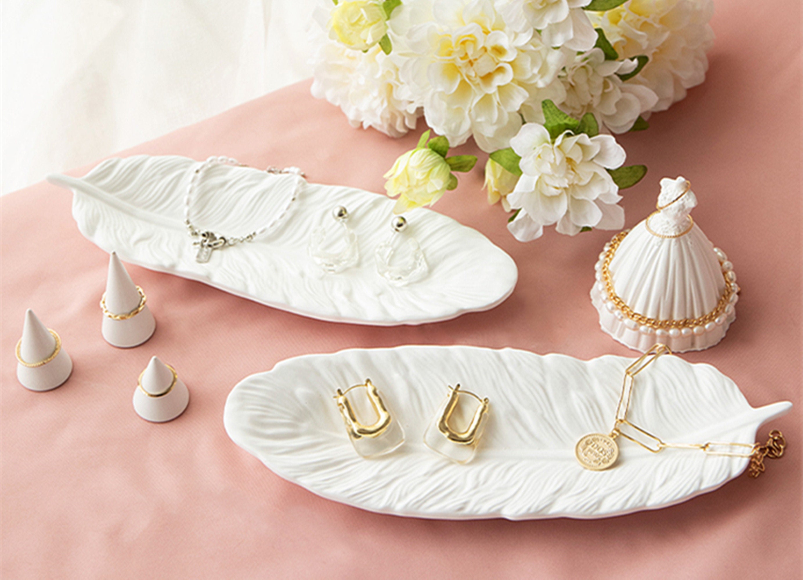 White jewelry hotsell display trays