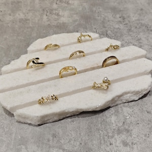 Exhibición de joyas de mármol blanco, soporte organizador de joyas de color blanco, exhibición de tarjetas para aretes de color blanco, exhibición de pulseras de mármol DS2311
