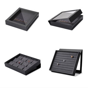 Puede incluir: Cuatro cajas de joyer&iacute;a negras con diferentes compartimentos para guardar collares, pendientes y anillos. Las cajas est&aacute;n hechas de un material resistente y tienen un dise&ntilde;o elegante y moderno.