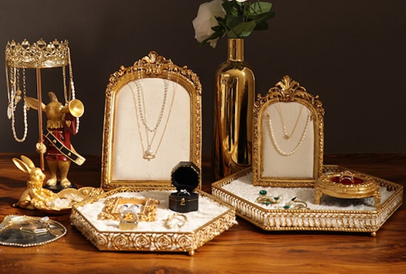 Set Di 3 Espositori Design Per Gioielli, Espositore Per Collane, Espositore Per Anelli, Espositore Per Bracciali, Espositori Di Cartone - Italia - 3