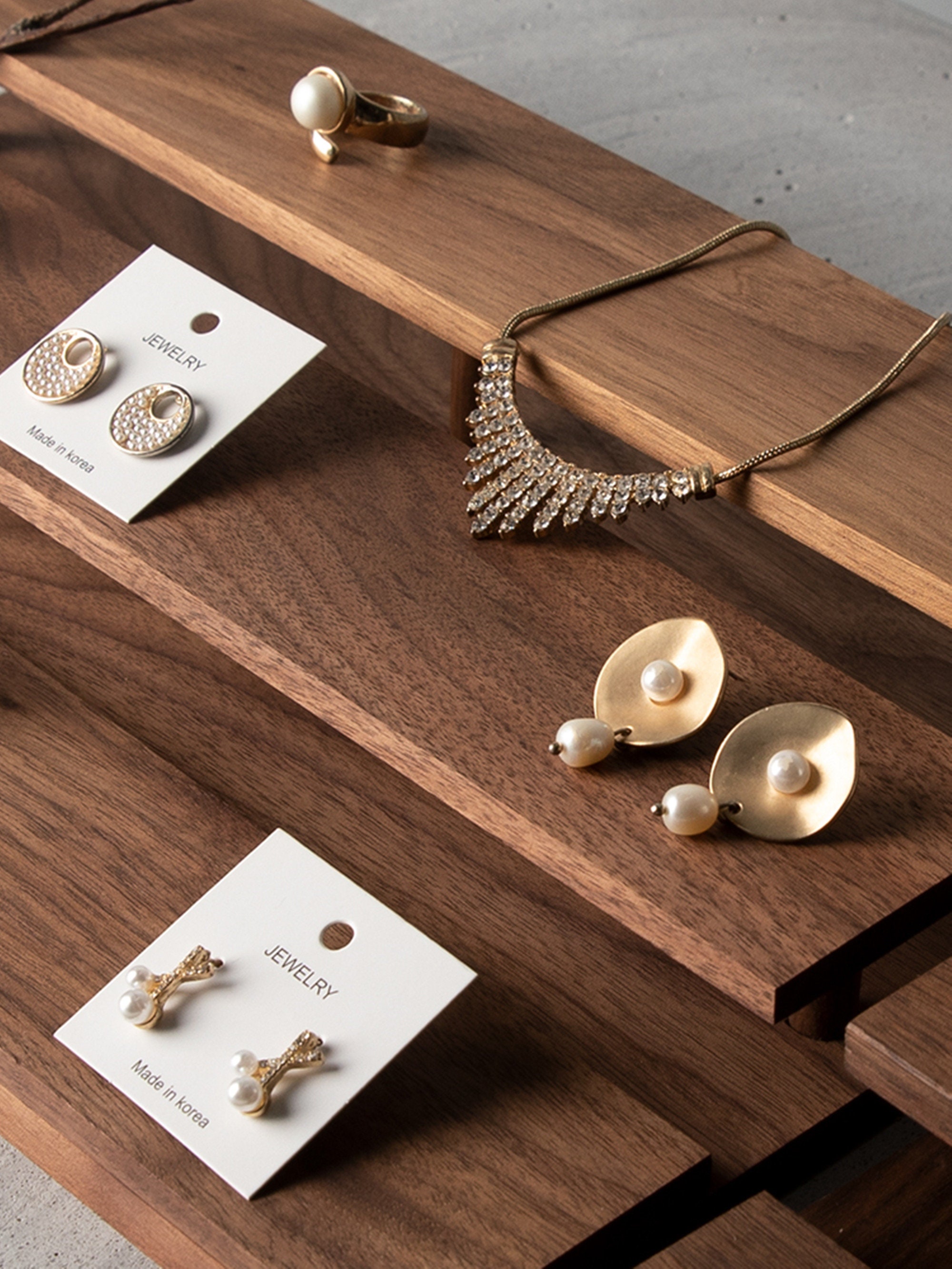 Walnut Wood Earring Display, Earring Card Holder, Wood Earring  Display,modern Tiered Display for Market Booths DS1124 