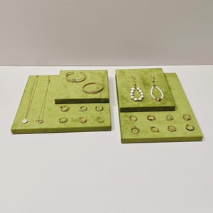 Benutzerdefinierte Farbe und Größe, Schmuckdisplay aus grünem Samt, Schmuckplatform, Schmuckladendesign DS2354
