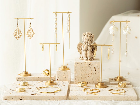 Watch: DIY - how to make a customised jewellery display - Free
