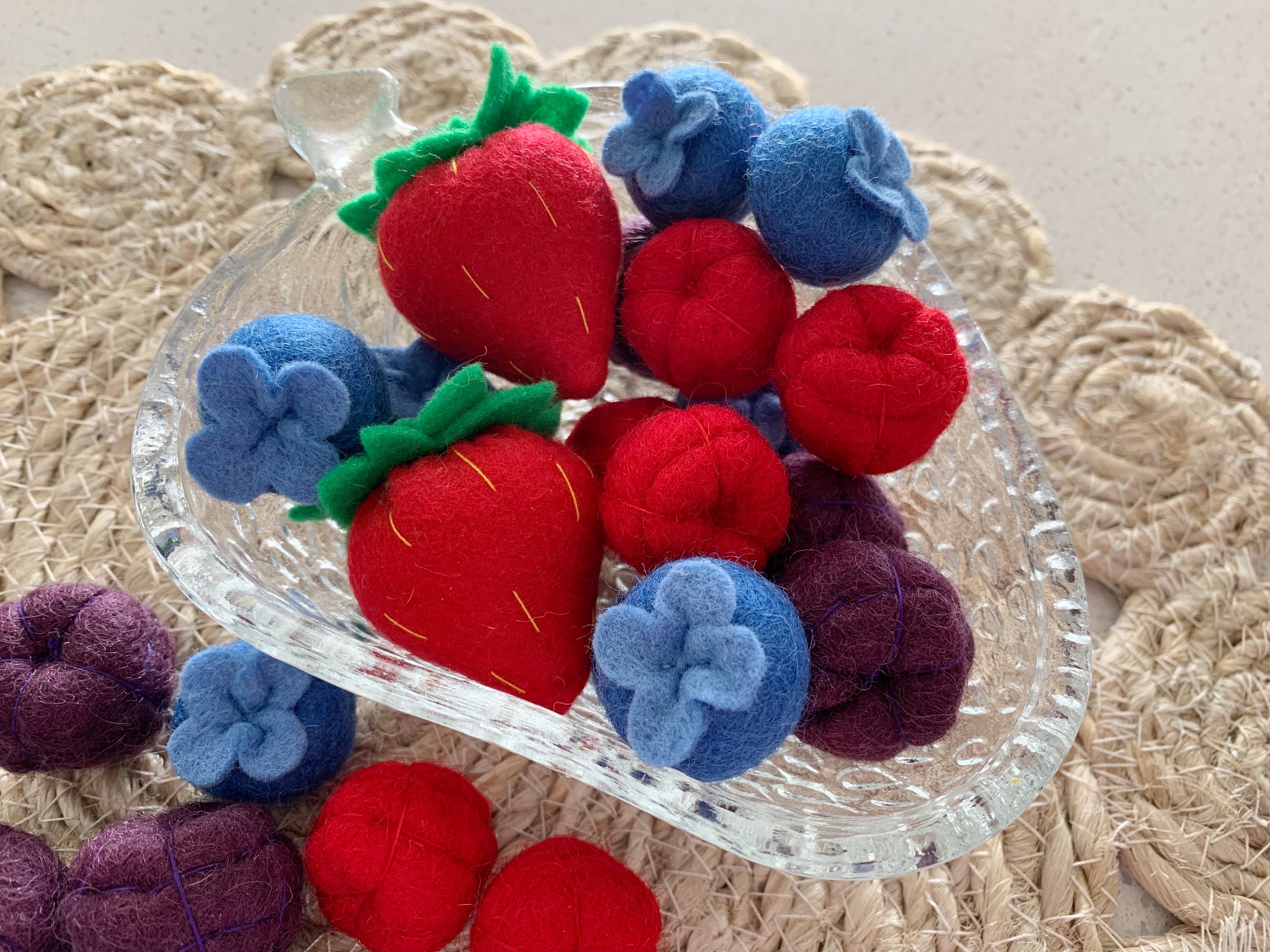 Felt food Blueberries, Play Food Raspberries, Pretend Strawberries, Blackberries, Hand Eye Coordination Play, Montessori Learning Tool