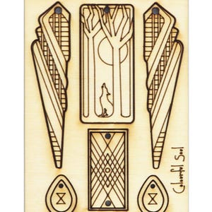 Könnte beinhalten: Ein Holz-Bastelbogen mit lasergeschnittenen Designs. Die Designs umfassen geometrische Formen, stilisierte Bäume mit einem heulenden Wolf und tropfenförmige Formen mit einem Stundenglassymbol. Der Text "Colorful Soul" ist sichtbar.