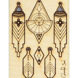 Könnte beinhalten: Eine lasergeschnittene Holzplatte mit geometrischen Mustern zum Herstellen von Ohrringen. Die Platte enthält zwei Ohrringdesigns, einen großen geometrischen Anhänger und den Text "Colourful Soul".