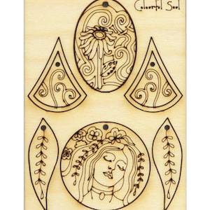 Könnte beinhalten: Ein Set aus fünf Holz-Ausschnitten zum Basteln von Ohrringen. Die Ausschnitte zeigen eine Blume, ein Frauen Gesicht und zwei Blatt-Designs. Der Text "Colourful Soul" ist in der oberen rechten Ecke gedruckt.