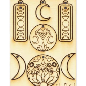 Könnte beinhalten: Eine Platte aus unbehandeltem Holz mit Laser-geschnittenen Designs von Monden, Sternen und geometrischen Formen. Die Designs sind bereit zum Bemalen oder Beizen. Die Platte ist mit "Colorful Soul" beschriftet.