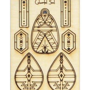 Könnte beinhalten: Eine Platte aus unbehandeltem Holz mit Laser-geschnittenen Designs. Die Designs umfassen eine Tropfenform, ein Sechseck, ein Rechteck und ein Oval. Der Text "Colourful Soul" ist oben auf der Platte gedruckt.