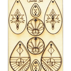 Könnte beinhalten: Eine Holzplatte mit lasergeschnittenen Designs für Ohrringe. Die Designs beinhalten geometrische Formen, eine Lotusblume und eine Sonne mit Strahlen. Der Text "Colorful Soul" ist oben auf der Platte gedruckt.
