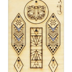 Könnte beinhalten: Ein Holz-Bastelstück mit lasergeschnittenen Designs. Enthält einen Schmetterling, geometrische Formen und den Text "Colorful Soul". Enthält Diamanten, rechteckige und sternförmige Muster. Das Holz hat eine helle, natürliche Farbe.