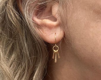 Pendientes pequeños con flecos: colgantes martillados, chapados en oro de 14k, plata Argentium.