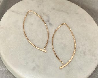 Pendientes de aro abiertos Wishbone: Pendientes de hilo de 50 mm con forma de almendra martillada, elaborados a mano en oro de 14k o oro rosa laminado y plata Argentium 940.
