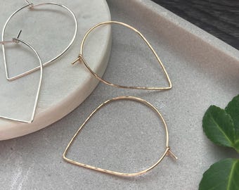 Pendientes de aro con forma de pétalo: pendientes de alambre martillado de 45 mm, chapados en oro de 14k, plata Argentium, joyería bohemia moderna.