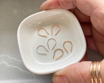 Pendientes pequeños en forma de lágrima: aros abiertos en forma de herradura, baño de oro de 14k, plata Argentium, joyería minimalista.