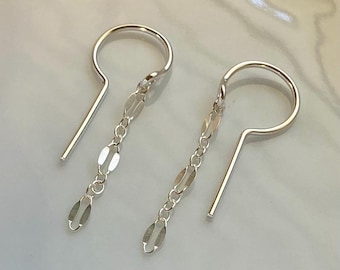 Pendientes de aro con cadena colgante ovalada martillada: Aros que se ajustan a la oreja, chapados en oro de 14k, plata Argentium, joyería minimalista bohemia.