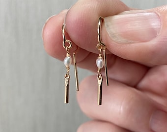 Pendientes de aro Pearl Chime: pequeños pendientes colgantes, chapados en oro de 14k, plata Argentium, perlas de agua dulce.