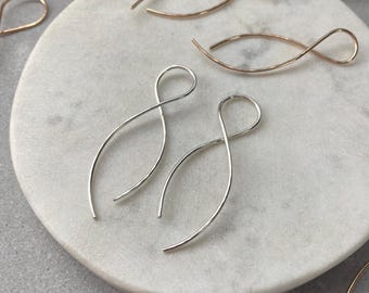 Pendientes de aro Infinity: chapados en oro de 14k, plata Argentium, joyería minimalista moderna.