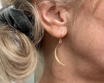 Pendientes de media luna martillados: Oro laminado de 14k, plata Argentium