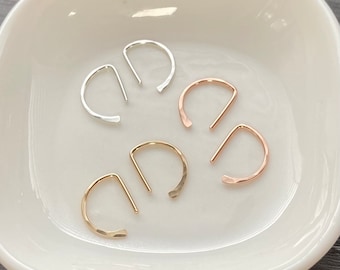 Petites boucles d'oreilles huggie demi-cercle en D, petites boucles d'oreilles en forme de demi-cercle, cerceaux câlins en D, bijoux minimalistes de tous les jours