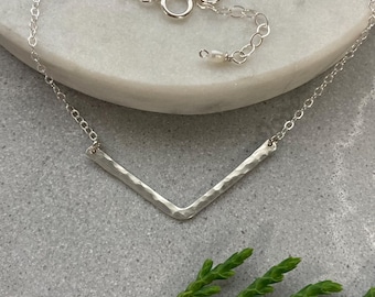 Small v hammered chevron necklace, everyday short layering necklace, 32mm hammered v necklace, simple v chevron necklace, modern boho style