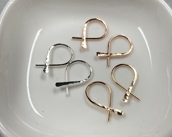 Kleine traanvormige Huggie-hoepeloorbellen, mini-traanvormige slaperhoepels, gehamerde sierlijke alledaagse oorbellen, minimalistische sieraden