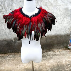 Deluxe Rot&Schwarzer Federkragen oder Cape, Fantasy Federkragen für Events, Kostüm, Karneval, Cosplay