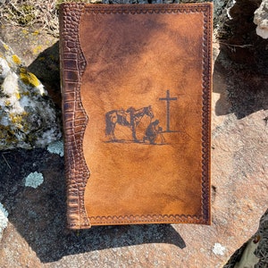 Handgefertigte Laser gravierte betende Cowboy Bibel aus Leder mit Alligator Prägung Bind