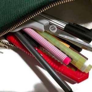 Schmales Etui aus weichem Breitcord/ Reißverschluss/ Flache Tasche/ Vegan Bild 5