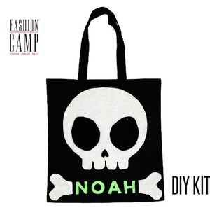 Peut inclure: Kit de bricolage pour un sac fourre-tout en feutre noir avec un motif de cr&acirc;ne et d'os blancs. Le sac porte le nom "NOAH" en feutre vert et les mots "DIY KIT" en blanc.