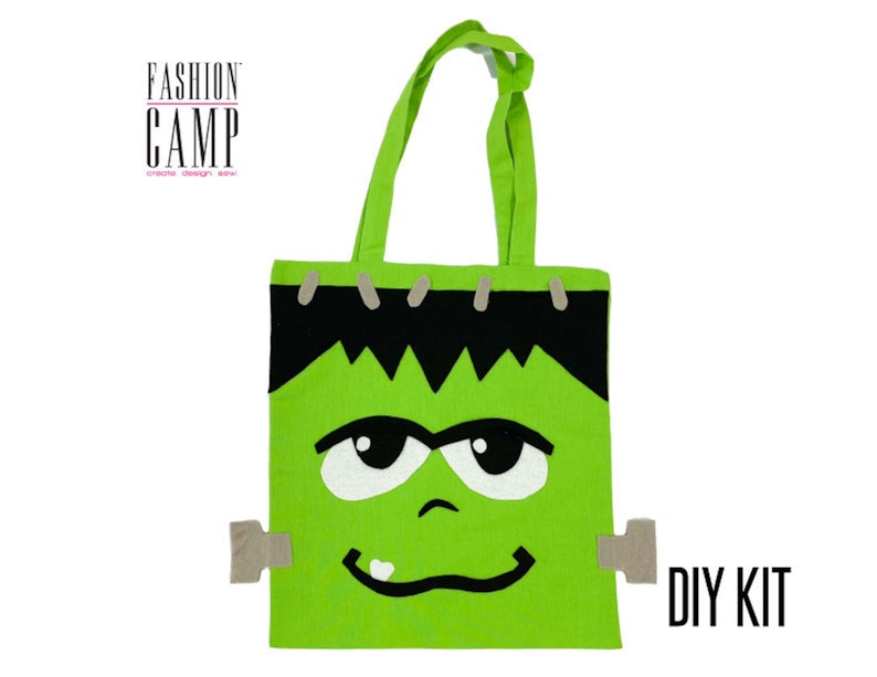 Peut inclure: Sac cabas vert avec un visage de Frankenstein. Le sac a une ligne de cheveux noire, des yeux blancs et une bouche cousue. Le sac indique "DIY KIT" dans le coin inf&eacute;rieur droit.