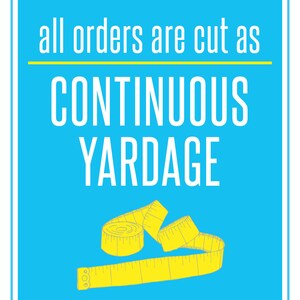 以下が含まれることがあります： 青い正方形に、白い文字で「all orders are cut as CONTINUOUS YARDAGE」と書かれています。右下に黄色のメジャーが置かれています。