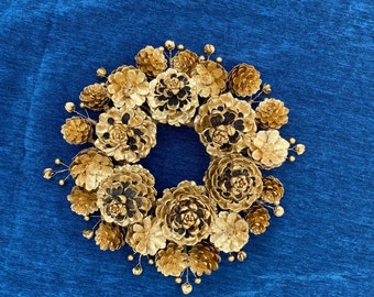 Wreath of natural pine cones hand painted in gold color and 37 cms.Hand painted natural pine cones wreath in gold color.