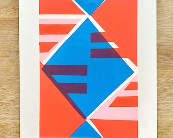 Könnte beinhalten: Abstrakter geometrischer Druck mit einer blauen Raute in der Mitte, umgeben von roten und rosa Formen. Der Druck ist signiert und nummeriert.