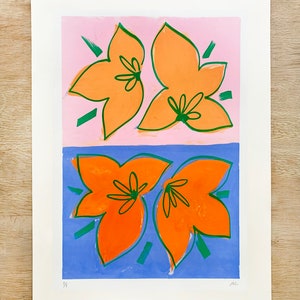 Könnte beinhalten: Ein Druck mit zwei Sätzen orangefarbener Blumen mit grünen Umrissen auf rosa und blauem Hintergrund. Der Druck ist mit den Initialen „AC“ signiert und mit „1/4“ nummeriert.